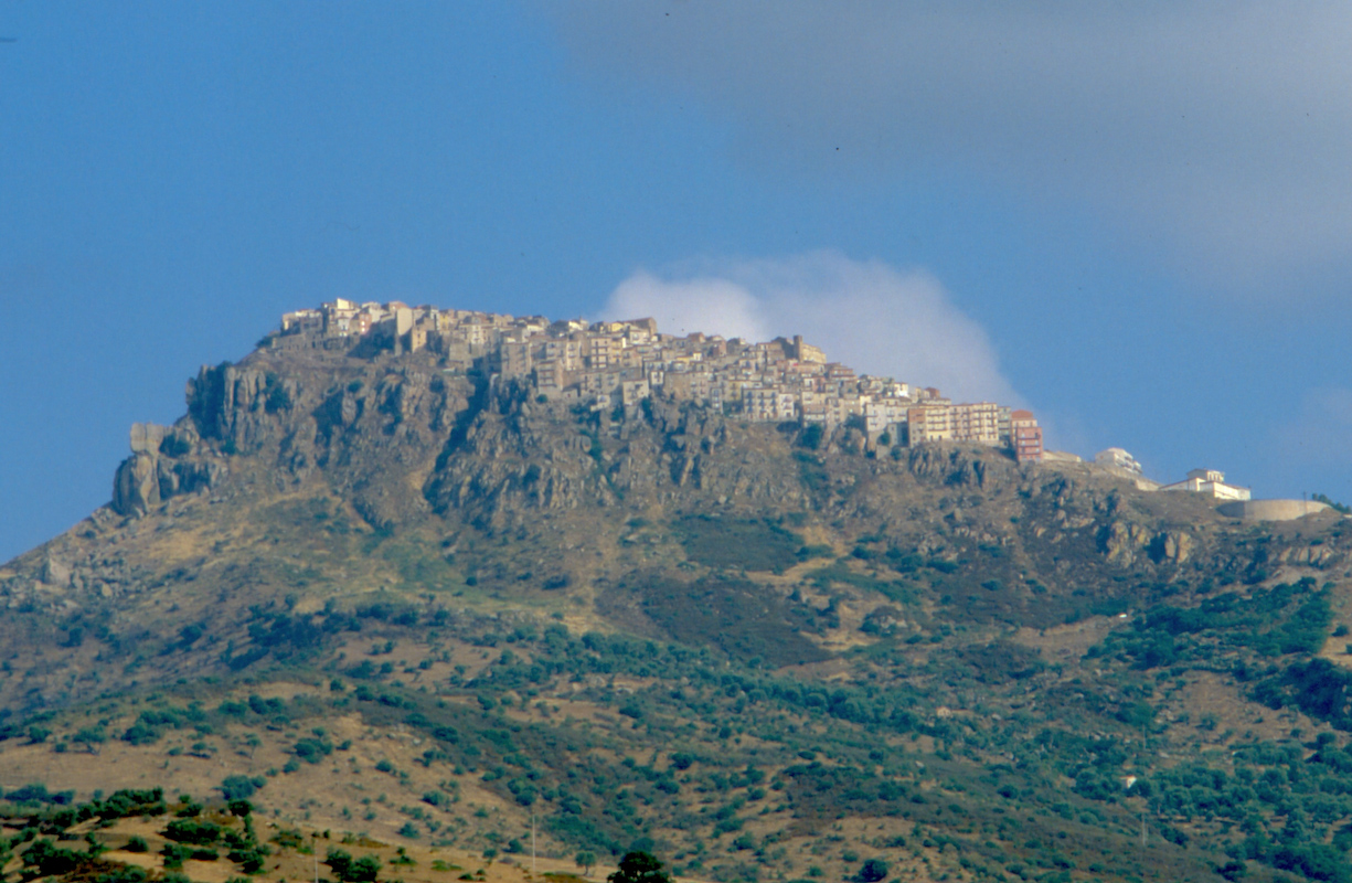 Borgo di Pollina visto dal basso