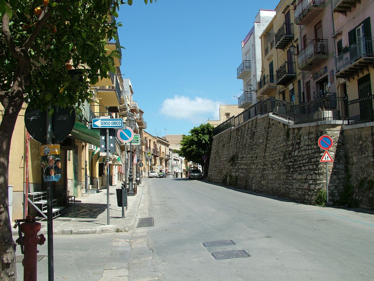Strada e paesaggio urbano di Trabia